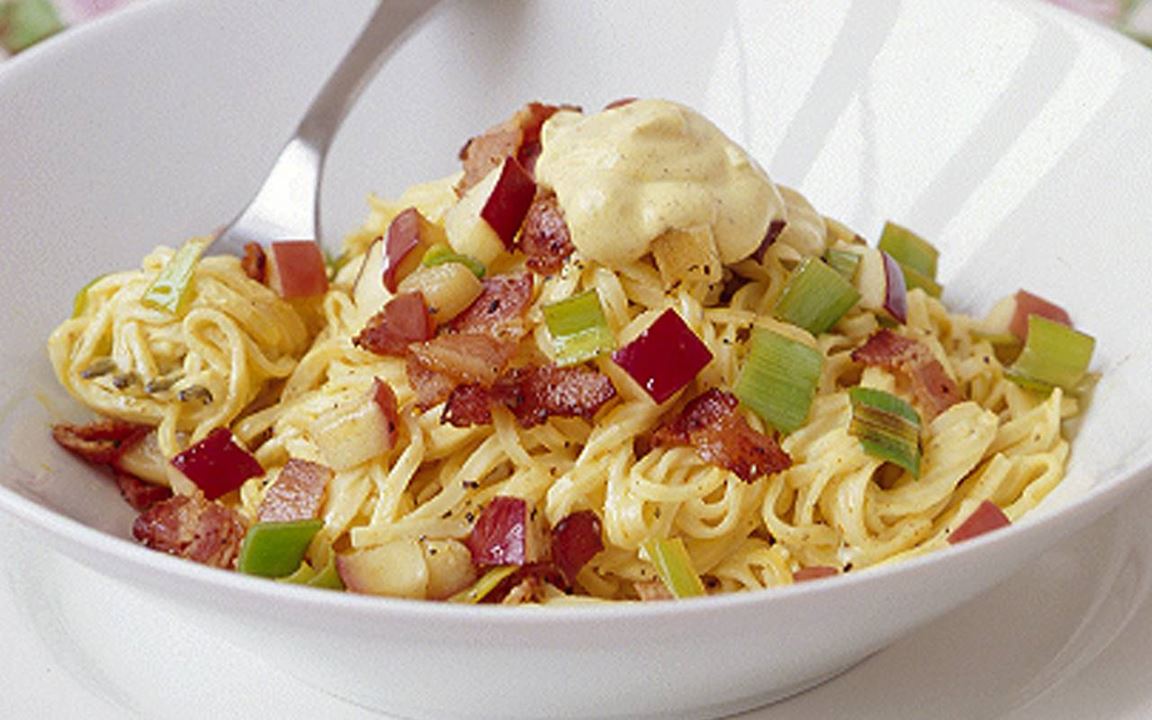 Pasta med curry och äpple