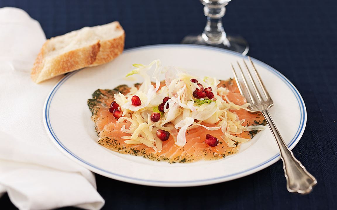 Laxcarpaccio med cheddar och fänkålssallad