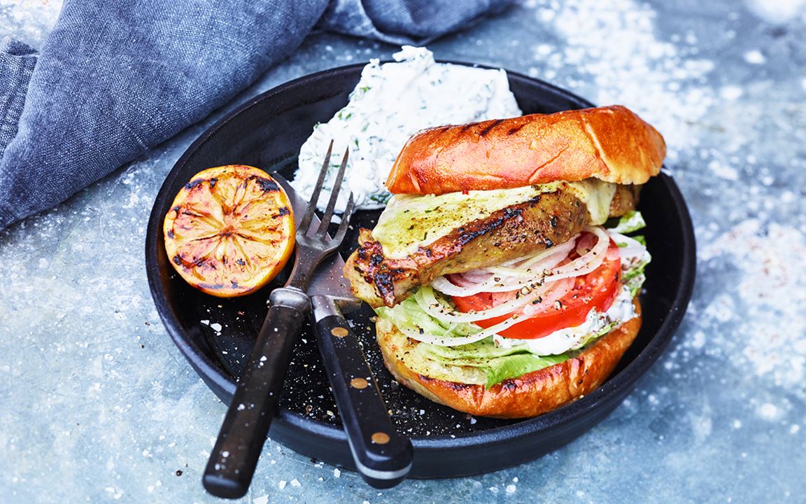 Grillad fläskkarré med gurkyoghurt och silverlök