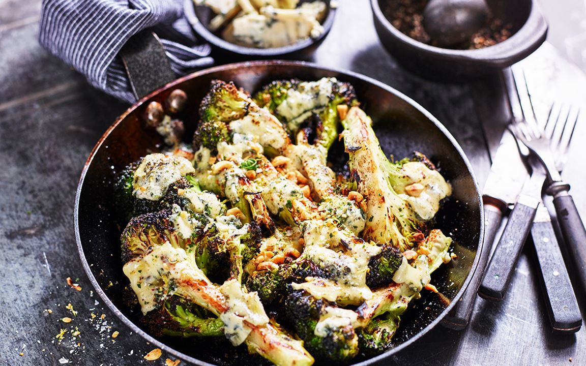 Grillad broccoli med blåmögelost och rostade hasselnötter