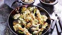 Grillad broccoli med blåmögelost och rostade hasselnötter   