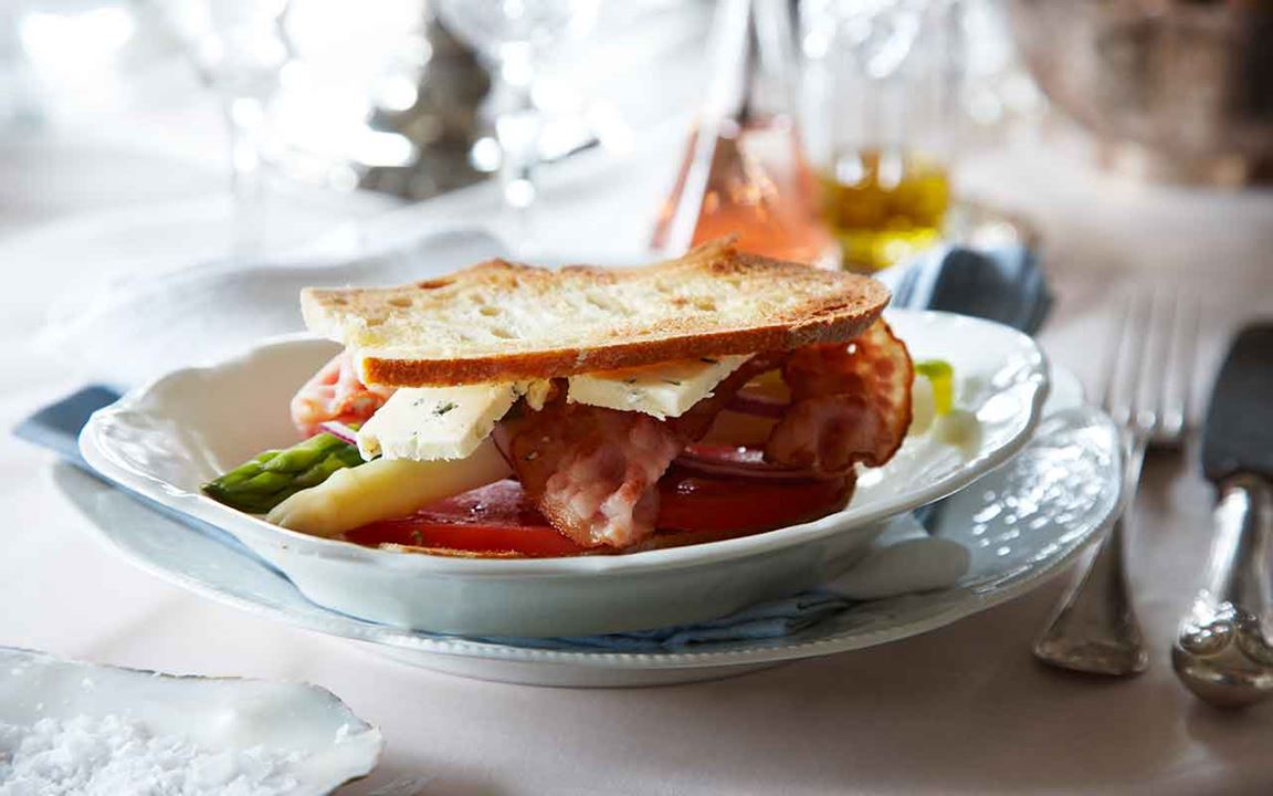 Club sandwich med ädelost och sparris