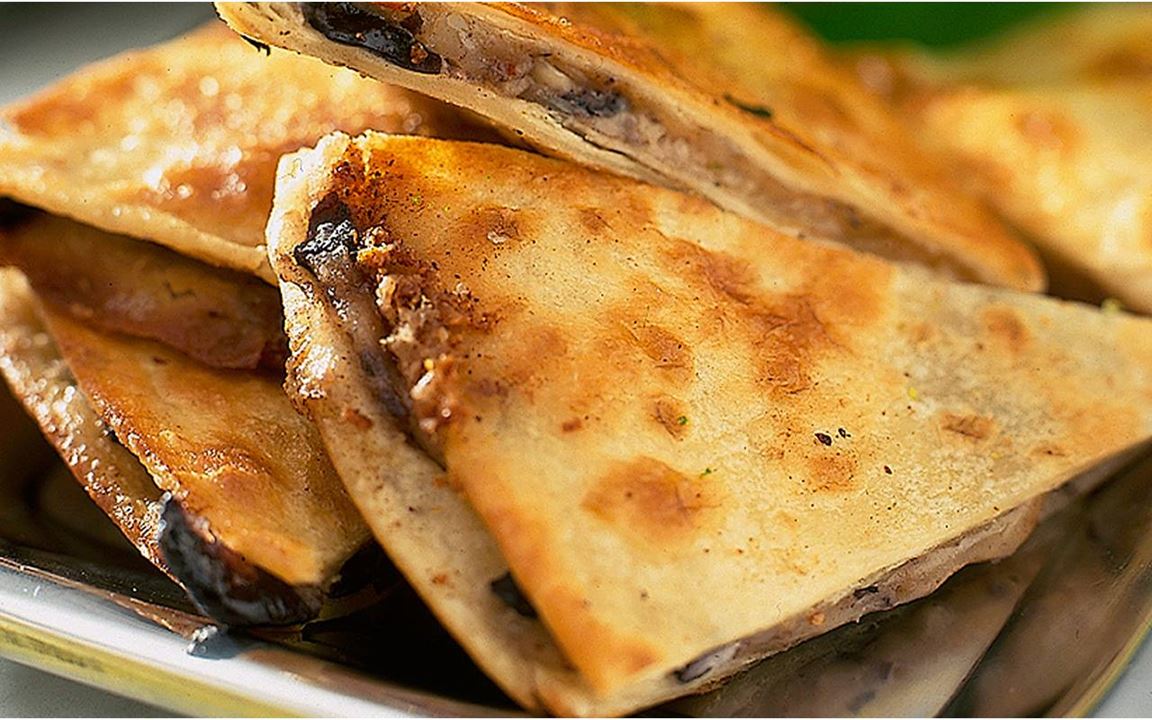 Tortilla med ost och bönor