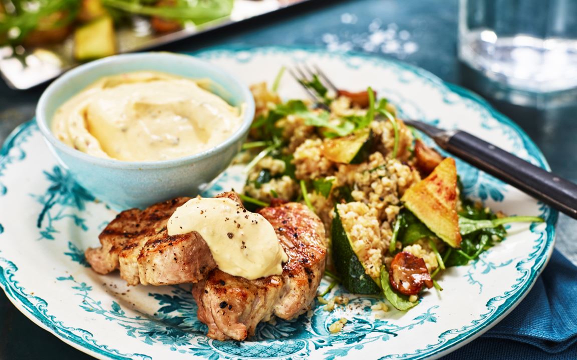Grillad fläskfilé med grönsaksbulgur och chilibearnaise