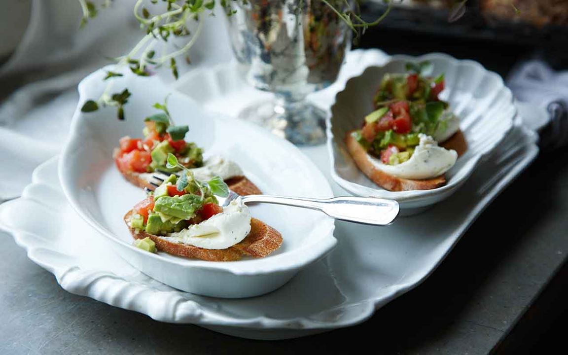 Färskoströra och avokadosalsa på crostini
