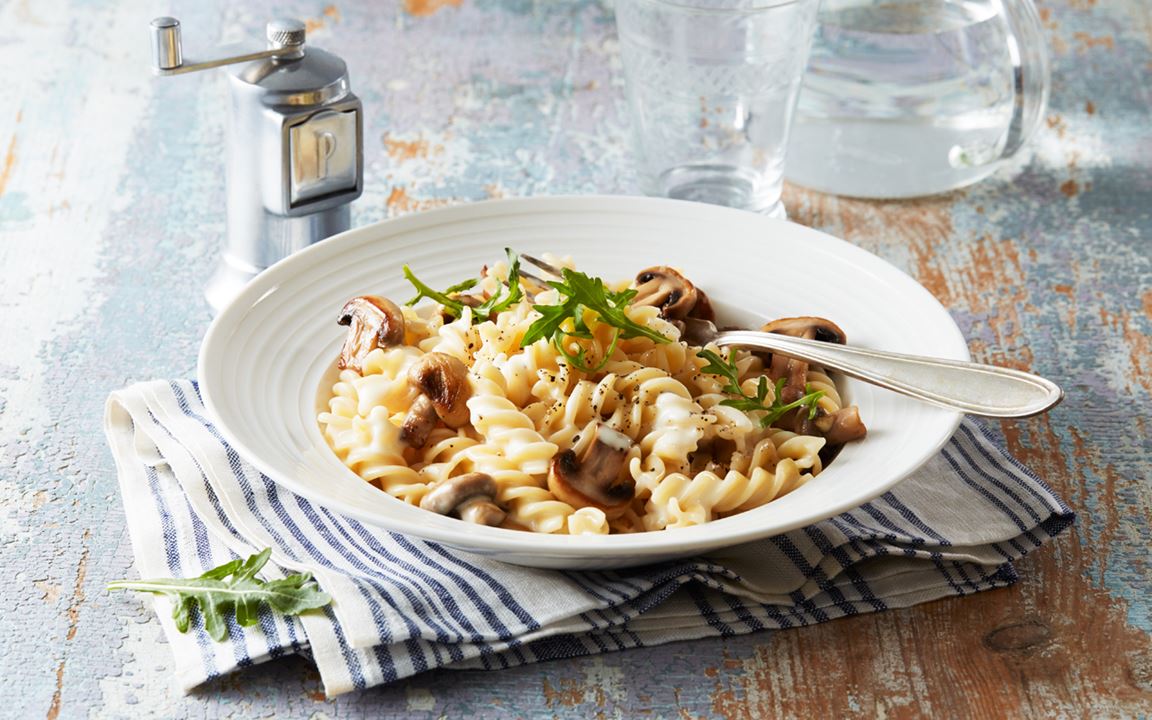 Pasta med ost- och champinjonsås