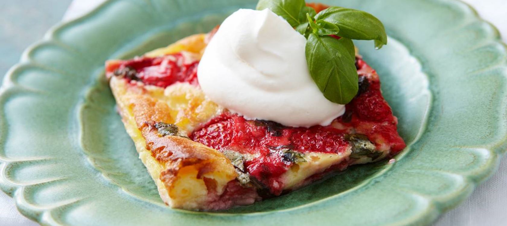 Clafoutis med jordgubbar och basilika
