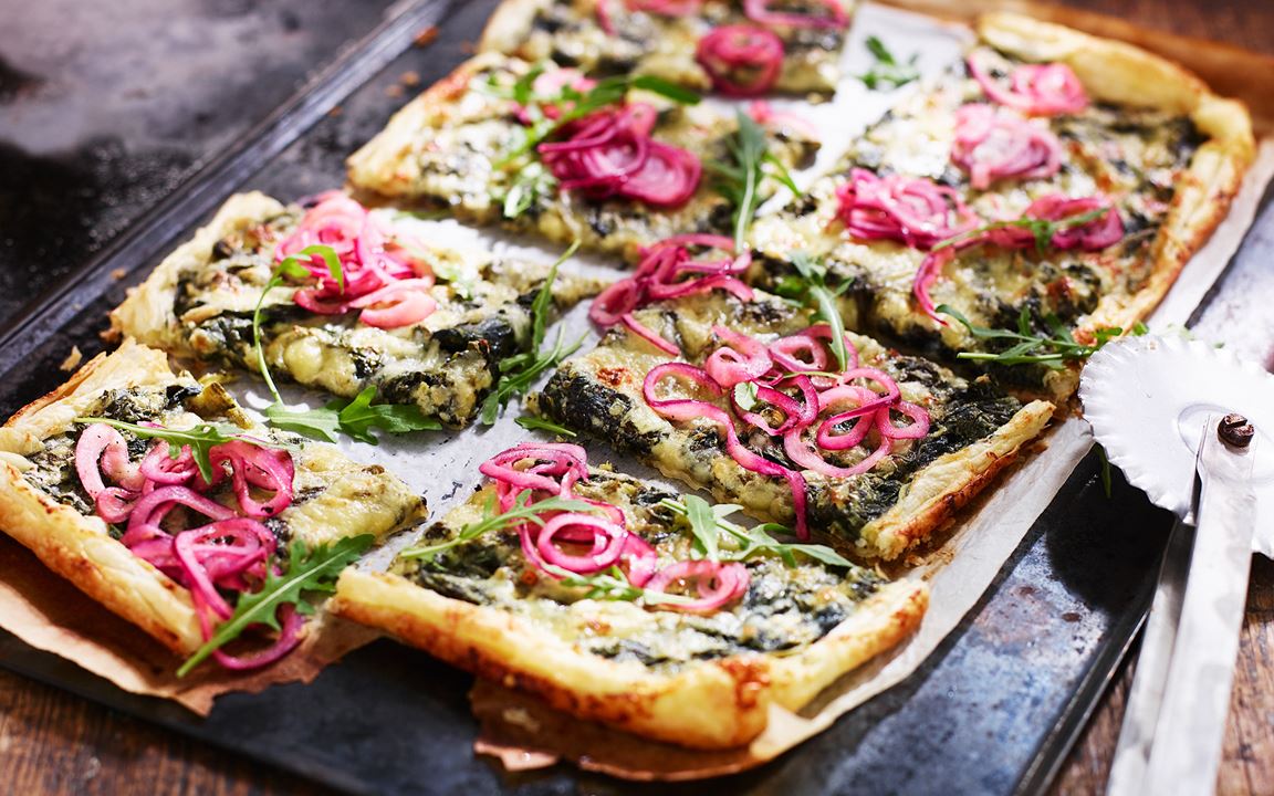 Smördegspizza med spenat och picklad rödlök