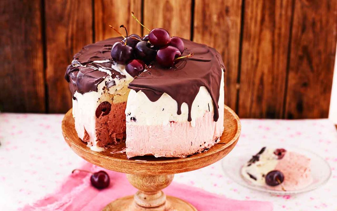 Glasstårta med körsbär och choklad 