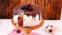Glasstårta med körsbär och choklad 
