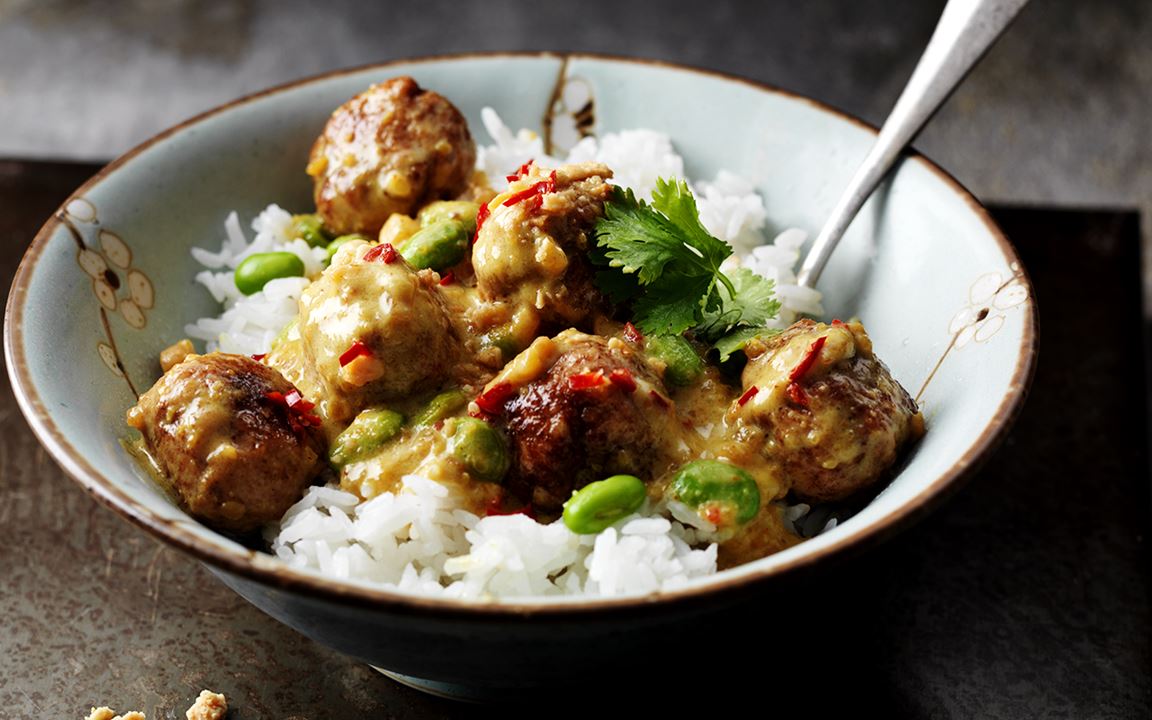 Kycklingbullar i curryjordnötssås