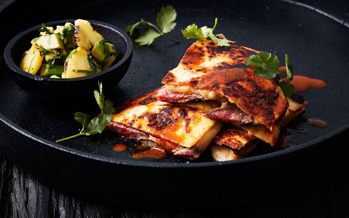 Quesadillas med flankstek och ananas- och avokadosalsa