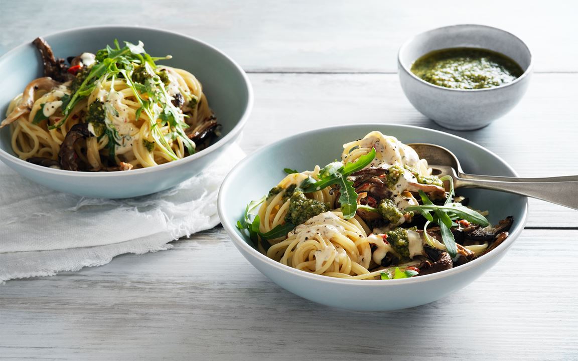 Pasta med pesto och vitlöksstekt svamp