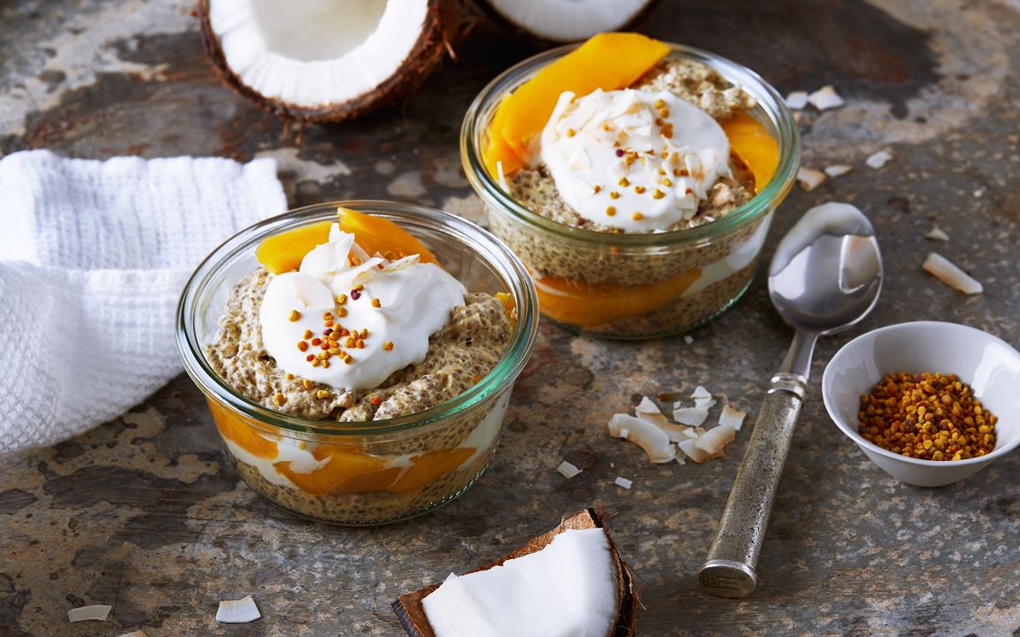Chiapudding med kvarg, mango och kokoschips