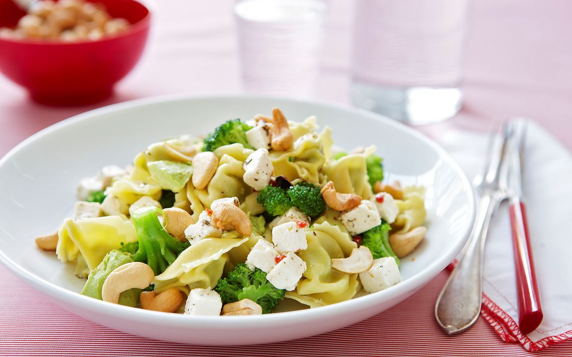 Tortellini med ost, broccoli och avokado
