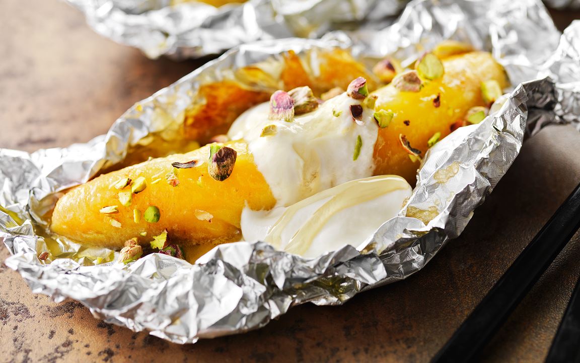 Grillad banan med honungsyoghurt och pistagenötter