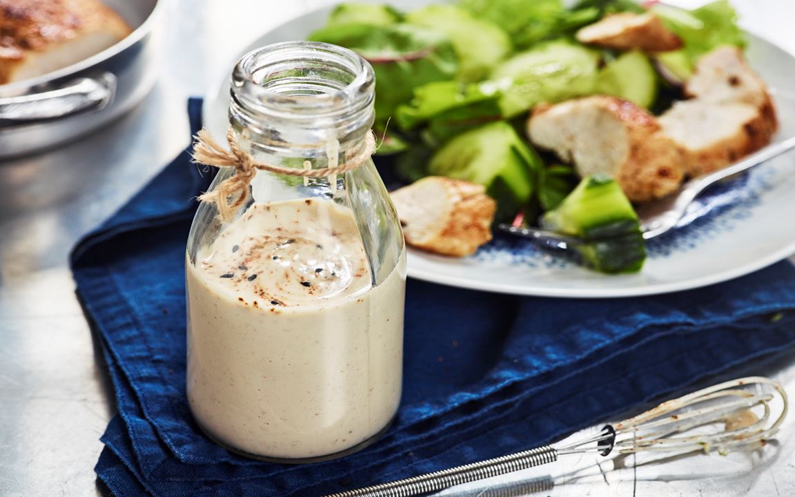 Asiatisk gräddfilssås med soja, sesam och lime