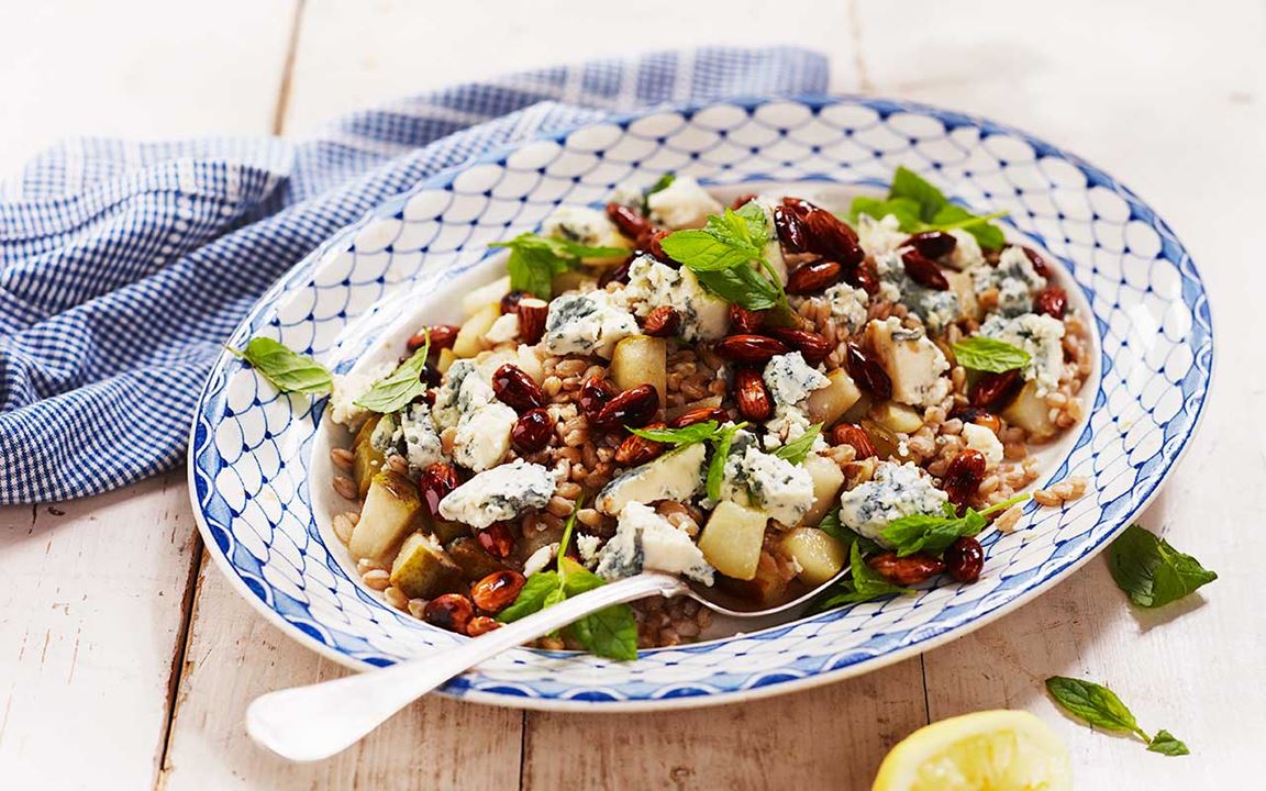 Ljummen vetesallad med päron och ädelost