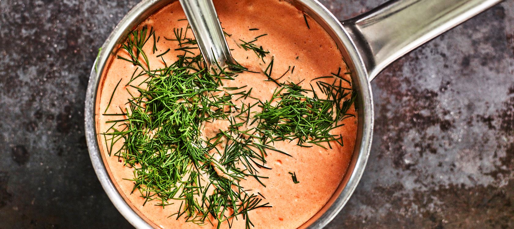 Tomatsås med dill och syrad grädde