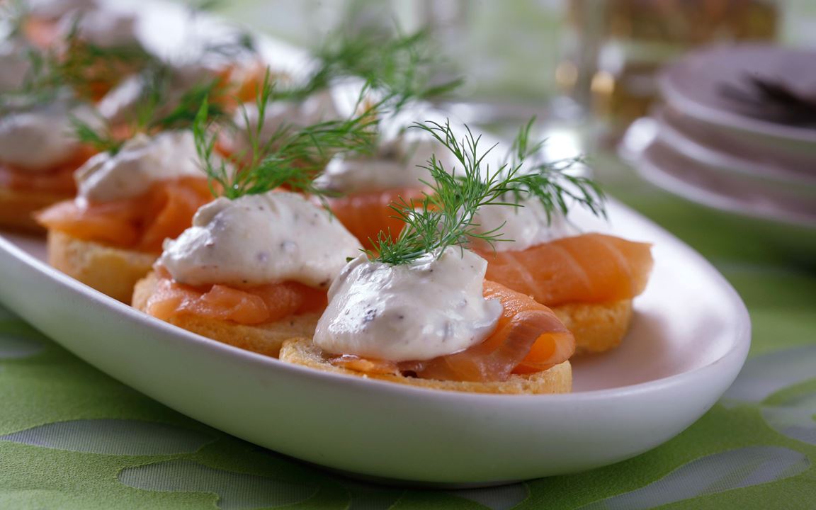 Crostini med rökt lax