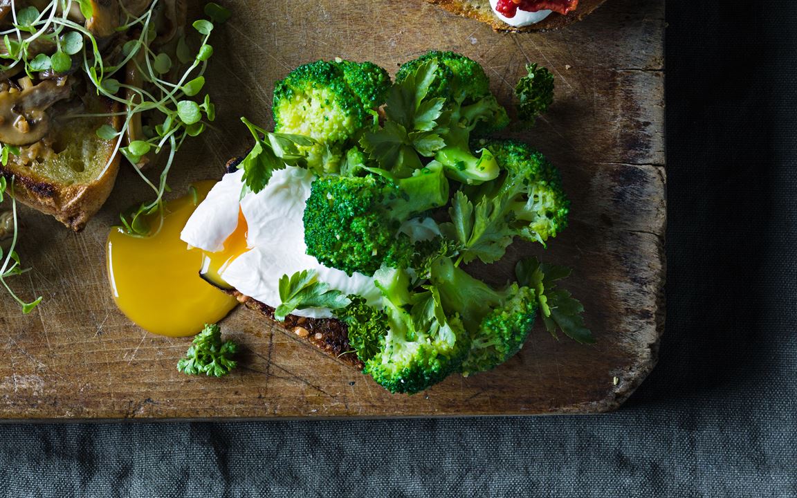 Ljummen broccoli med örter och pocherat ägg
