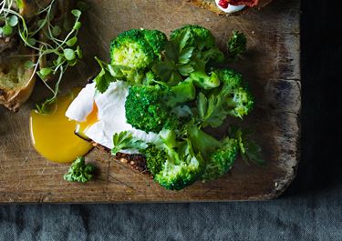 Ljummen broccoli med örter och pocherat ägg