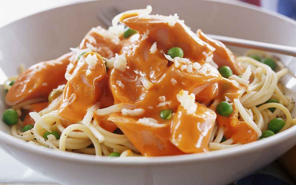 Spaghetti med korv i tomatsås