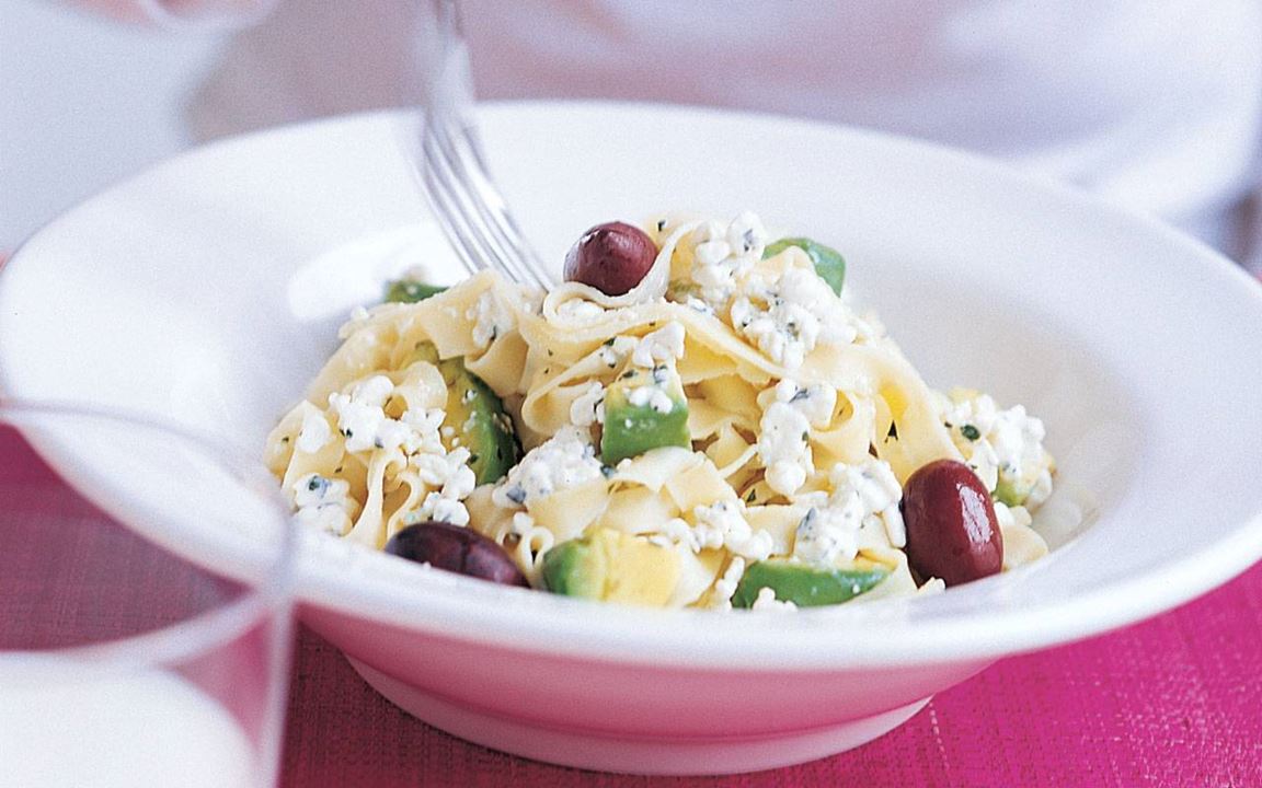 Pasta med avokado och oliver