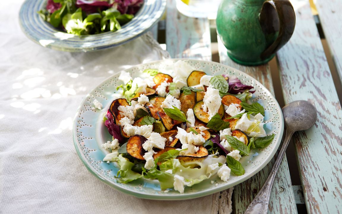 Zucchinisallad med harissa och fetaost