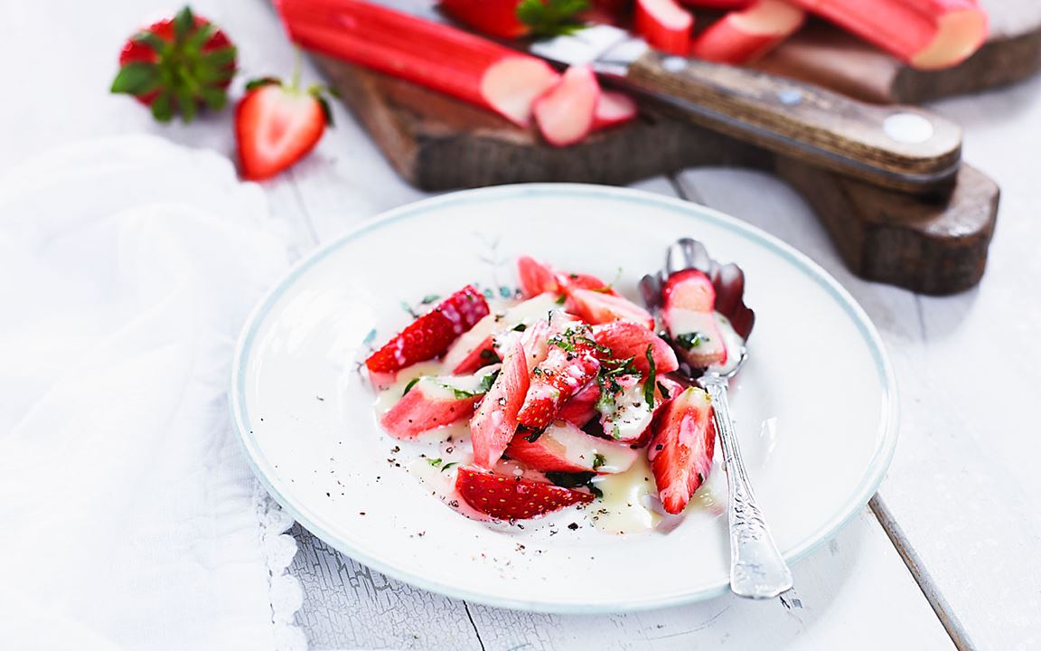 Rabarber och jordgubbar med vit chokladsås och kardemumma