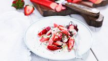 Rabarber och jordgubbar med vit chokladsås och kardemumma