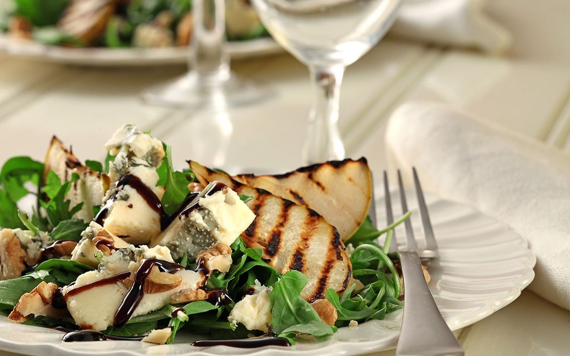 Sallad med ost och grillat päron