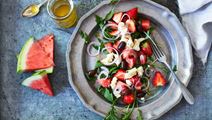 Sallad med vattenmelon, jordgubbar, oliver och grönpepparost