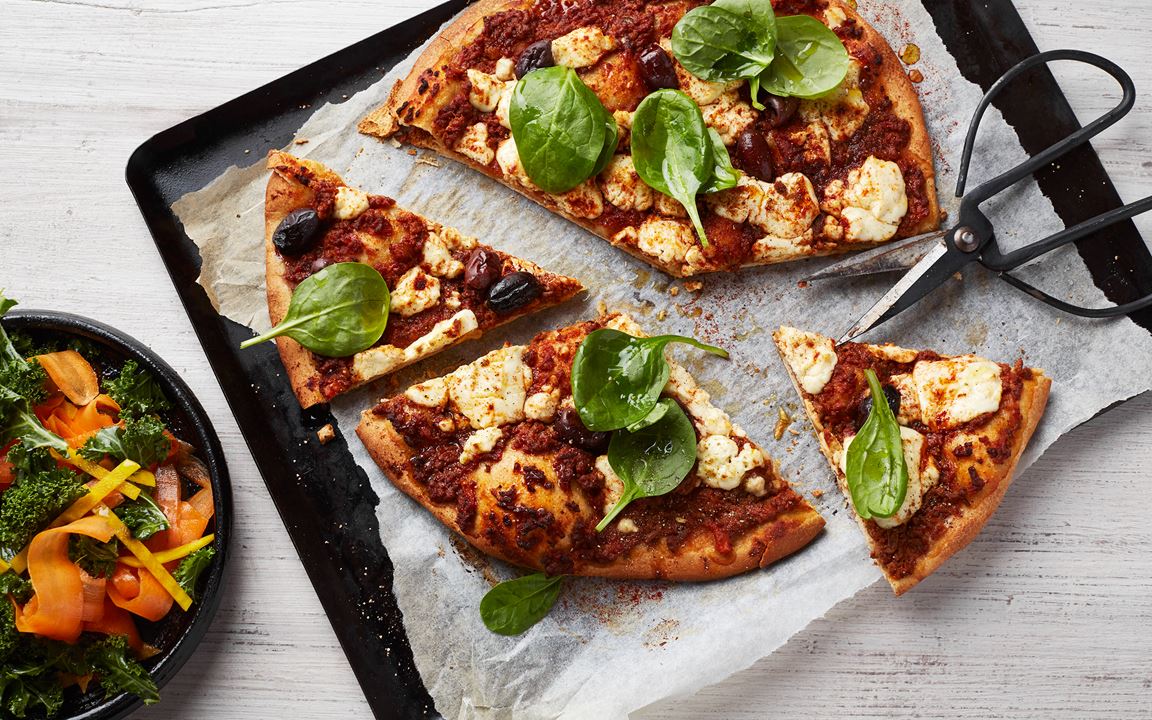 Pizza bolognese med vitost och oliver