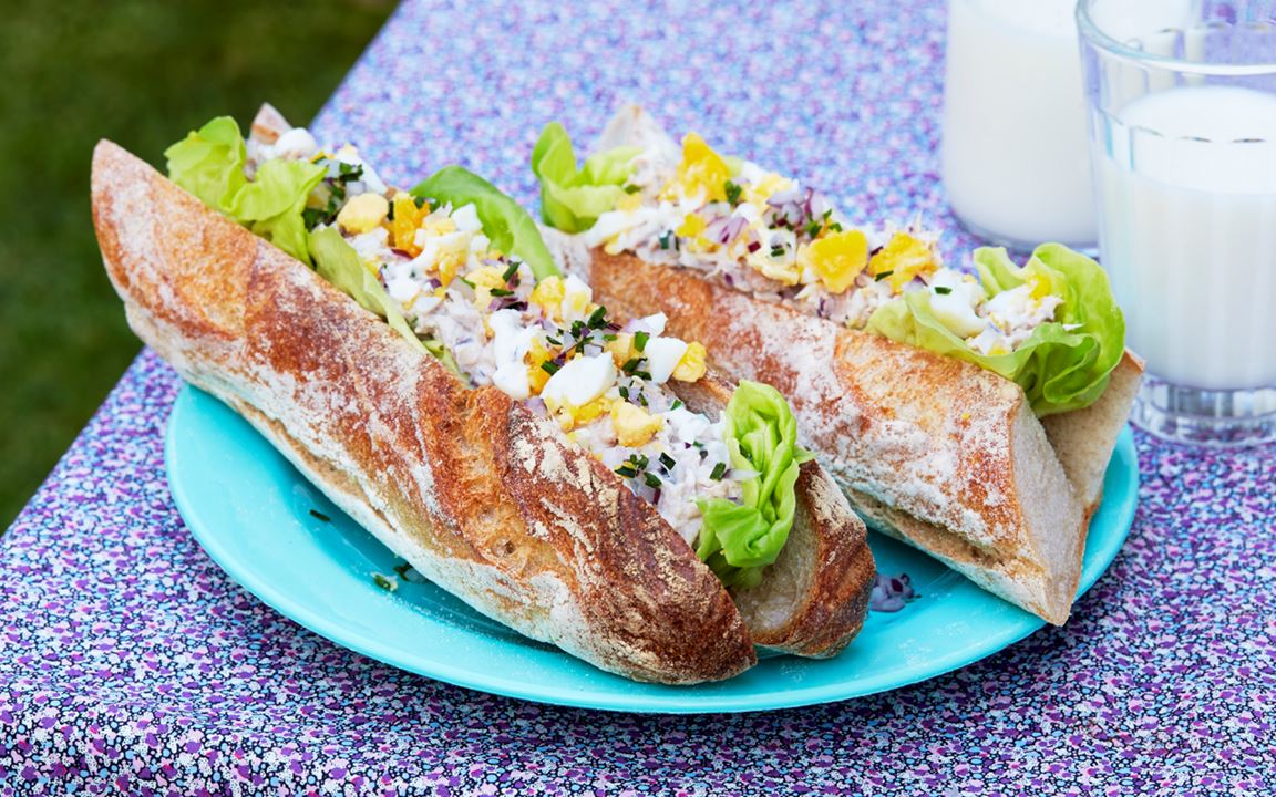 Tonfiskröra i baguette med ägg