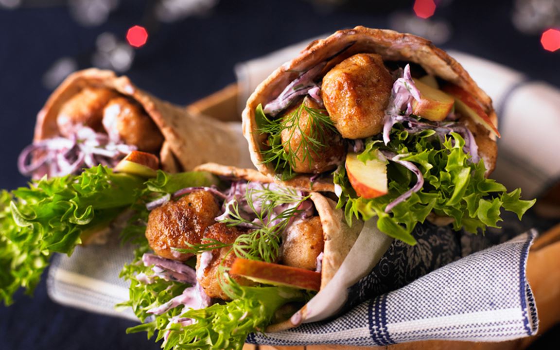 Kycklingköttbullar med rödkålsallad i tunnbröd