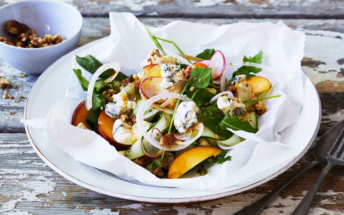 Spenatsallad med ost och nektariner