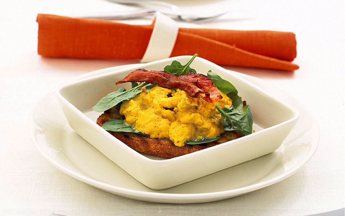 Äggröra med bacon och curry
