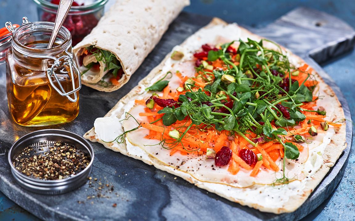 Kalkonwrap med färskost, ärtskott och pistagenötter