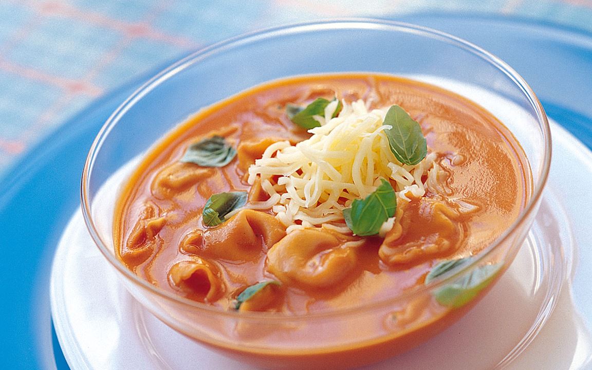 Tomat- och tortellinisoppa