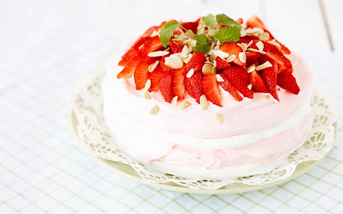 Glasstårta med jordgubbsglass 