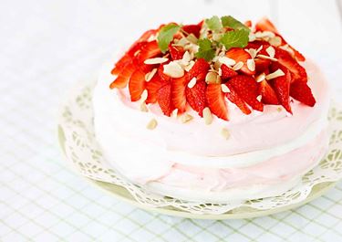 Glasstårta med jordgubbsglass 