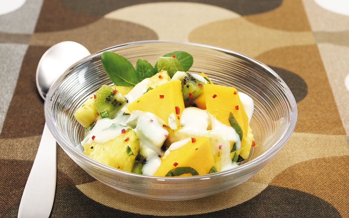 Exotisk fruktsallad med vit kokoschokladsås