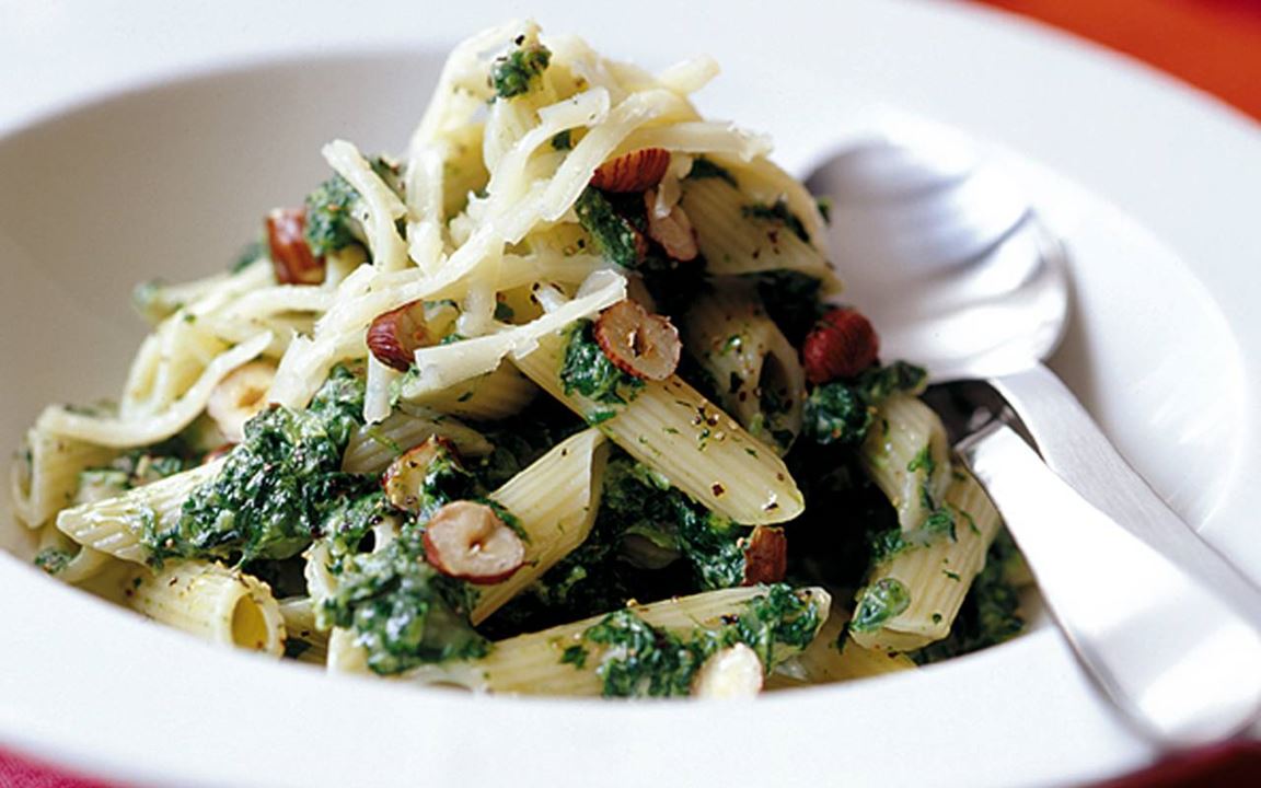 Grön ostpasta med nötter