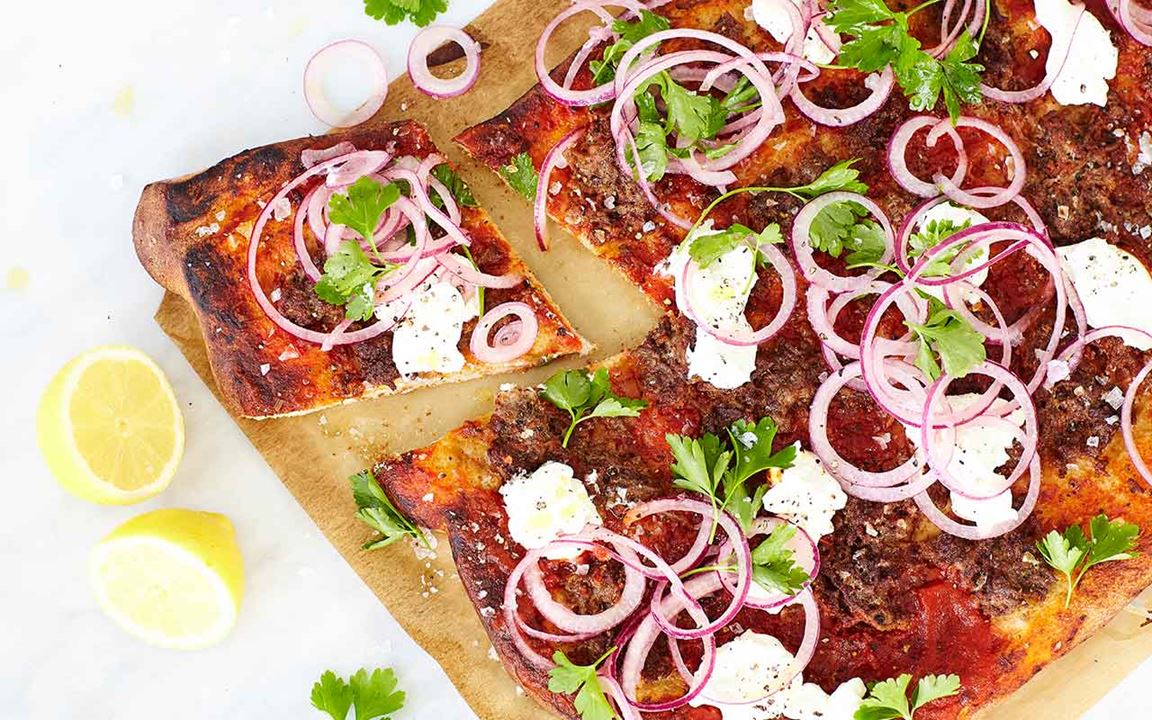 Turkisk pizza med lammfärs och syrad rödlök
