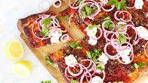 Turkisk pizza med lammfärs och syrad rödlök