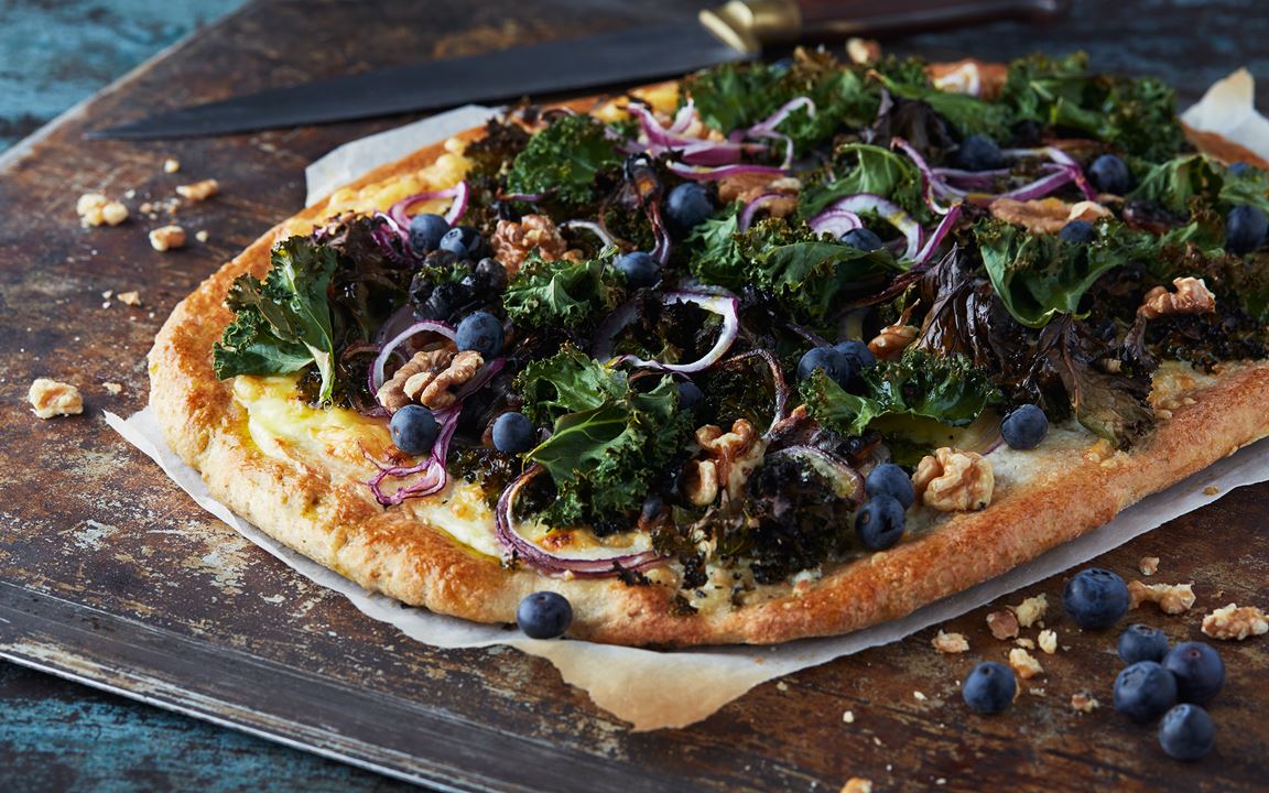 Grönkålspizza med färskost och blåbär