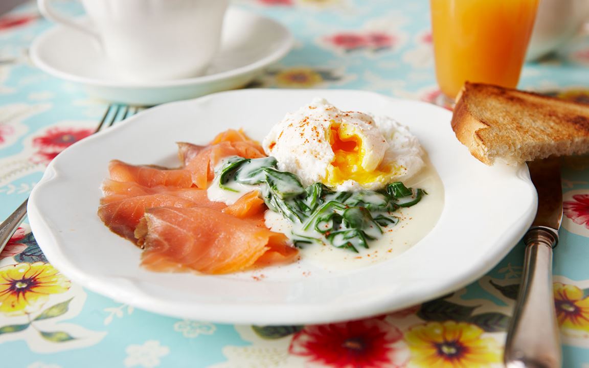 Pocherade ägg med lax och citronsås