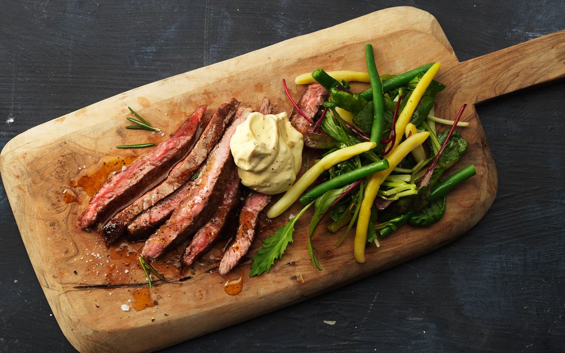 Stekt biff med chilibearnaise och krispig bönsallad