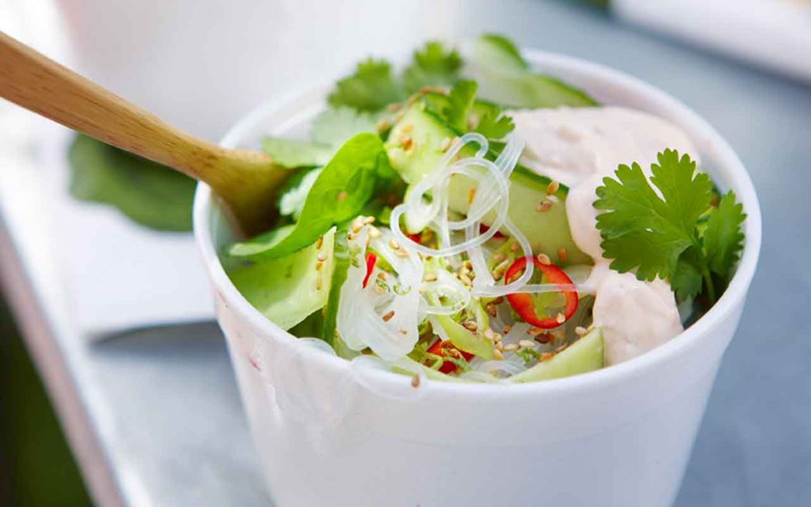 Nudelsallad med chili och spenat